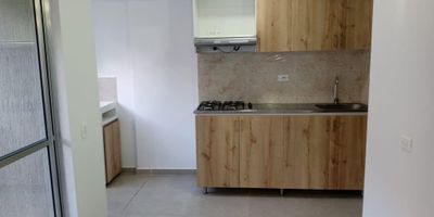 Espectacular Apartamento está disponible para Venta. Ubicado en el Barrio Obrero de la ciudad de Rionegro. Cuenta con 3 habitaciones, 2 baños y 1 parqueaderos. El área construida es de 61.00 m2. Estrato 4. 
