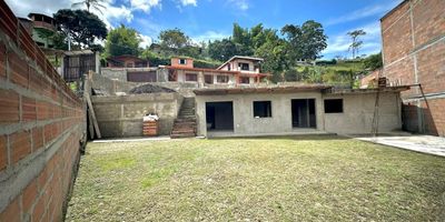 Casa en obra gris con lote en Girardota, sector El Totumo, Ubicada en una de las mejores zonas de Girardota, esta propiedad ofrece un lote de 370 m² y 140 m² construidos en obra gris. Cuenta con 3 habitaciones, 1 baño terminado y otro en proceso, además de sala, comedor y cocina. Tiene columnas listas para un segundo piso y posibilidad de un tercero. Incluye un antejardín de 70 m², zona para BBQ y un espacio de 50 m² ideal para construir una piscina u otra habitación. Con servicios de agua veredal y energía ya instalados, y escrituras en proindiviso, esta es una gran oportunidad para personalizar tu hogar.