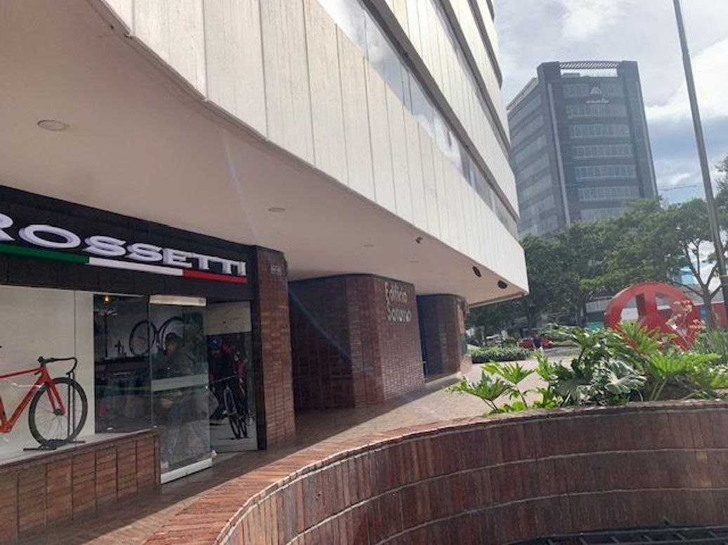 Apartamento de 3 alcobas en venta en Los Rosales, Bogotá, 195 m² · foto 2 de 19