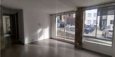 ? Apartamento en Venta en Niza, Manizales ?

? Área: 57 m²
?️ Habitaciones: 3
? Baños: 2
? Estrato: 4
? Piso: 1

✨ Características del inmueble:


 Habitaciones cómodas: 3 alcobas con clósets, la principal con baño privado.
 Espacios sociales: Sala comedor con balcón y baño social con ducha.
 Cocina práctica: Semi integral con barra estilo americano y zona de ropas independiente.
 Detalles modernos: Pisos en cerámica y doble ventana para mayor confort.


? Comodidades del conjunto:


 Parqueadero comunal, urbanización cerrada con vigilancia 24/7 y portería.
 Áreas sociales, zona infantil, terraza, y cercanía a colegios, universidades y centros médicos.
 Fácil acceso a transporte público y ubicación sobre vía principal.


? Ideal para quienes buscan comodidad, seguridad y un entorno residencial con excelentes servicios! Contáctanos para más información. ?


