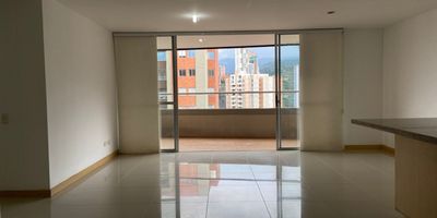Apartamento en arriendo y venta en unidad cerrada sobre la vía principal, de fácil acceso a centro comercial, universidad, rutas de transporte publico y servicios complementarios. Piso en porcelanato, sala comedor, estar de tv, 3 alcobas con baño en la principal, cocina integral abierta tipo americano, balcón y parqueaderos lineales cubiertos. Conjunto cerrado con un total de siete torres con zonas sociales completas que incluyen piscina, gym, salón social, sauna, turco, parque infantil, placa polideportiva,  zonas verdes, vigilancia 24 horas, citofonía y circuito cerrado de tv. Inmuebles sujetos a verificación de disponibilidad.