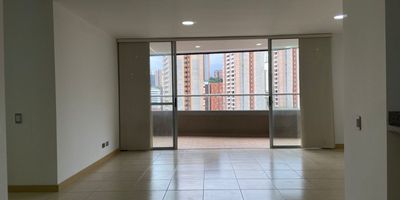 Espectacular Apartamento está disponible para Arriendo. Ubicado en el barrio Vereda Cañaveralejo de la ciudad de Sabaneta. Cuenta con 3 habitaciones, 2 baños y 2 parqueaderos. El área construida es de 105.00 m². Estrato: 4. 