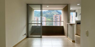 Apartamento en arriendo en unidad cerrada sobre la via principal, de facil acceso a centro comercial, universidad, rutas de transporte publico y servicios complementarios. Piso en porcelanato, sala comedor, estar de tv, 3 alcobas con baño en la principal, cocina integral abierta tipo americano, balcon y parqueadero independiente cubierto. Conjunto cerrado con un total de siete torres con zonas sociales completas. piscina, gym, salon social, sauna, turco, parque infantil, placa polideportiva,  zonas verdes, vigilancia 24 horas, citofonia y circuito cerrado de tv. 
INMUEBLE SUJETO A DISPONIBILIDAD