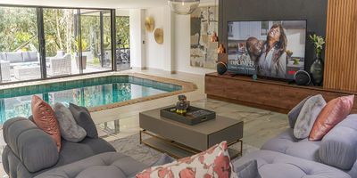 Casa en venta cerca a vía al Aeropuerto en entorno altamente campestre y tranquilo, gran desarrollo urbanístico, excelente valorización. Ubicado sobre vía principal, Mall y gran variedad de servicios complementarios. Piso en porcelanato, tres niveles, chimenea, sala comedor independiente, estudio, biblioteca, estar de tv, 5 alcobas con baño en cada una, tina, jacuzzi, cocina integral abierta, alcoba y baño de servicio, balcon, terraza, jardin y parqueaderos independientes cubiertos. Cuenta con zonas verdes, vigilancia 24 horas, citofonia, circuito cerrado de tv y alarma.
INMUEBLE SUJETO A DISPONIBILIDAD