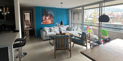 Espectacular Apartamento está disponible para Venta. Ubicado en el barrio Naranjitos de la ciudad de Medellín. Cuenta con 3 habitaciones, 4 baños y 2 parqueaderos. El área construida es de 121.00 m². Estrato: 6. 