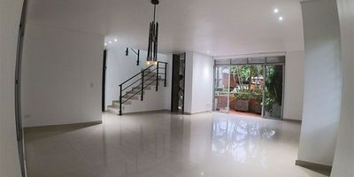 Vive y descansa en la mejor zona del sur de Cali. Apartamento duplex en Torres de Valgarda 25, tiene ascensor directo a sotano, dos parqueaderos, bodega,  acabados en porcelanato, marmol y madera. Elegante apartamento con sala y comedor, sala de estudio o teatro, cocina totalmente integral, pergola o zona de descanso con techo movible y zona de aseo independiente, baño social y antejardin. El segundo piso tiene dos habitaciones con closet y balcón, baño de alcobas completo, habitación principal con vestier, baño completo y closet. El conjunto cuenta con piscina doble, zona de juegos infantil, gimnasio, salón social y zona BBQ. A sus alrededores cuenta con avenidas principales, centros comerciales tiendas, parques y zonas de recreación familiar.