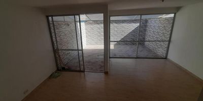 ALQUILO , Casa de dos pisos ciudad country, vía panamericana cali jamundi, en unidad residencial QUETZAl,  Primer piso, Parqueadero para un vehículo, Baño social, sala y comedor, cocina integral con barra auxiliar, zona oficios, y patio cubierto ideal sala auxiliar. Segundo piso tres alcobas principal con baño, y closet, dos alcobas auxiliares comparten baño.  Mas info con INDIRA OYOLA CELU 3104005590