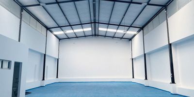 Bodega con un área de lote de 381.75 m2, área construida de 318.50 m2, cuenta con todos los servicios públicos, oficina y dos baños, se encuentra ubicado en el centro, al oriente de la ciudad de Barranquilla.