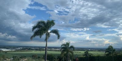 Campestre de 5.026m2  con espectacular vista al Valle, cuenta con: Vías pavimentadas e iluminadas, servicios de energía y acueducto con Emcali, gas natural con Gases de Occidente, banda ancha. Cableado y tubería subterránea. Portería privada blindada y personal de seguridad altamente calificada.
Además de la exclusividad y el confort en Laguna Seca se disfruta del clima de los vientos que provienen del pacífico, de la tranquilidad y la seguridad que usted siempre anheló para su hogar. 
La opción perfecta para quienes trabajan en el norte y quieren construir su casa campestre en un sector exclusivo y de alta valorización. 
Muchas familias ya están construyendo la casa de sus sueños!!