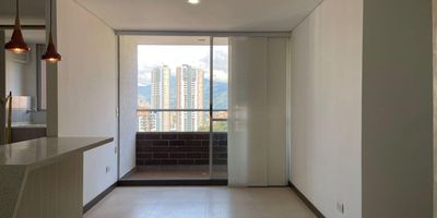 Apartamento en arriendo en unidad cerrada cerca a universidades, rutas de transporte. Zona de gran crecimiento urbanístico y entorno muy campestre. Piso en porcelanato, puerta de seguridad, sala comedor, estar de tv, 3 alcobas con baño en la principal, cocina integral abierta tipo americano, balcón y parqueadero independiente cubierto. Conjunto cerrado con ascensores, piscina, gimnasio, salón social, turco, sauna, parques infantiles, placa polideportiva, zonas verdes, vigilancia 24 hrs, citofonía y circuito cerrado de tv. Inmuebles sujetos a verificación de disponibilidad.