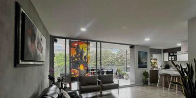 Espectacular Apartamento está disponible para Venta. Ubicado en el barrio La Pradera de la ciudad de Envigado. Cuenta con 3 habitaciones, 4 baños y 2 parqueaderos. El área construida es de 198.00 m. Estrato 4