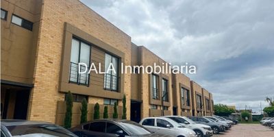 DALA Inmobiliaria  vende acogedora casa en chía, Cundinamarca consta de: sala comedor, baño social, cocina integral tipo americano, zona de lavandería independiente, patio cubierto con zona de bbq con horno gastronómico, horno de pizza, segundo nivel: dos habitaciones auxiliares un baño, tercer nivel: habitación principal con baño privado, closet, terraza y depósito,  dos parqueaderos descubiertos, conjunto cerrado, parque infantil, salón social, gimnasio, vigilancia 24 horas, cerca de transporte público y vías de acceso. Si estás buscando inmobiliarias en Chía, somos tu mejor opción. También manejamos Bienes Inmuebles en Cajicá y Cota. cod 1808 S-A
