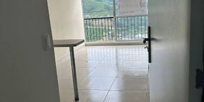 Se vente hermoso apartamento con espectacular vista en el barrio Japón, Cuenta con un área 48m2, 3 habitaciones, 1 baño, Cocina con barra américa, Sala-Comedor, gas domiciliario, Calentador a Gas, Zona de Ropas, Conjunto Cerrado, Ascensor, Vigilancia, 4  Salones de eventos, 5 Piscina, 3 toboganes, Canchas, Juegos Infantiles, gimnasio, gimnasio de mascotas, Jardines, sendero ecológico de 3km, Zona Húmeda, jacuzzi, Zona BBQ, Shut Basuras, planta eléctrica, antejardín, parqueadero de visitantes, parqueadero comunal. 