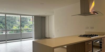 Apartamento en arriendo en unidad cerrada. cerca a colegios, supermercados, sector tranquilo y de poco trafico vehicular y servicios complementarios. Cuenta con piso en cerámica y madera, 3 alcobas con baño en la principal, cocina integral abierta tipo americano, sala comedor, estudio, balcón y parqueaderos lineales cubiertos. La unidad cuenta con ascensor, piscina, gym, salón social, parque infantil, zonas verdes, vigilancia, portería 24 horas, circuito cerrado de tv. *Inmuebles sujetos a verificación de disponibilidad.*