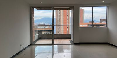 Apartamento en arriendo en unidad cerrada cerca a vía principal, mall, supermercados, colegio, servicio publico de transporte, entorno campestre y servicios complementarios. Piso en porcelanato, sala comedor, puerta de seguridad, estar de tv, 3 alcobas con baño en la principal, cocina integral abierta tipo americano, alcoba y baño de servicio, balcón y parqueadero independiente cubierto. Unidad con ascensor, piscina, gym, salón social, parque infantil, zonas verdes, vigilancia 24 horas, citofonía y circuito cerrado de tv. *Inmuebles sujetos a verificación de disponibilidad.*