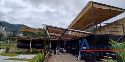 Proyecto gastronómico en oriente, local comercial de 10.5 mtrs para restaurante, en las zonas comunes se realizarán eventos.Te ofrecemos un espacioso local de 10.5 m2, ideal para emprender tu negocio. Ubicado estratégicamente en uno de los sectores más tranquilos y verdes de la ciudad, transporte público y zonas de esparcimiento. Su acabado en cerámica y baño común completamente renovado le dan un toque moderno y elegante. Además, contará con parqueadero para visitantes, facilitando la llegada de clientes y proveedores.Desde su ubicación, podrá conectarse fácilmente con el resto de la ciudad sin renunciar a la calma de una zona residencial consolidada.