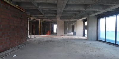 Oficina en arriendo en Medellín, estratégicamente ubicada en el barrio Los Balsos No.2. Este espacio, en el primer piso, ofrece 305 m² de área útil con excelentes espacios de trabajo. Cuenta con 3 parqueaderos, un valor añadido en esta codiciada zona de Medellín, Antioquia. Su excelente ubicación y fácil acceso hacen de esta oficina una opción ideal para su empresa. Buscando arriendo de oficinas en Los Balsos, Medellín, esta propiedad destaca por su funcionalidad y conectividad. Para conocer más detalles de esta oficina, contáctenos vía WhatsApp, solicite que le contacten o consulte los números de teléfono.