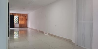 Se Vende Casa  Residencial y Comercial de Esquina, de  un solo nivel,  barrio la victoria con Apartamento opciÃ³n local comercial área de terreno 310 metros y construido 199 metros estrato 3 medio bajo, consta de 3 alcobas, 1 baño, patio, deposito, el local cuenta con 60 metros, garaje propio, un baño, cerca de la  avenida murillo ( calle 45 ) excelentes vías de acceso a pocos pasos de excelentes centros de salud y eps como Sura, Issa Abuchaibe, clínica la victoria, Murillo, clúster medico y de la salud,  servicio de Banca Bancolombia, variados Supermercados Olímpica, tiendas Ara D1, Droguerías 24Muy cerca cuenta con una reserva natural y  parque bio saludables de 5 has ( 50.000 Mt2) que lo atraviesa un ojo  y corriente de agua al natural  Con variadas canchas, canchas futbol, básquet, cancha de bicicross y caí de la policía ecológica  y acogedor  polideportivo de Beisbol y futbol, cruz roja, bienestar familiar variados colegios de primaria, excelente servicios de b