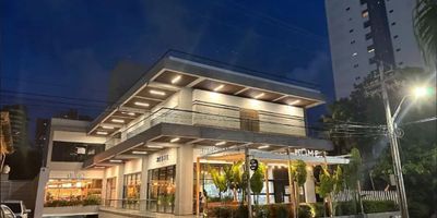 Descubre este amplio LOCAL en Arriendo ubicado en una zona privilegiada. Con 107 metros cuadrados y una altura de 5 metros entre piso y techo ideal para construir un mezzanine, cerca de entidades financieras, centros empresariales, exclusivos restaurantes, hoteles y almacenes de decoración. Este espacio ofrece infinitas posibilidades para tu negocio, perfecto para restaurantes. Su luminosidad y distribución lo convierten en el lugar ideal para destacar. Con un canon $7,518,000 + administración + IVA, con parqueaderos en sótanos amplios y cómodos que brindan mayor seguridad a sus clientes, con una planta suplencia total que garantiza un mayor servicio, podrás disfrutar de un ambiente único que cautivará a tus clientes. ¡No dejes pasar esta oportunidad de hacer crecer tu negocio en este exclusivo local!