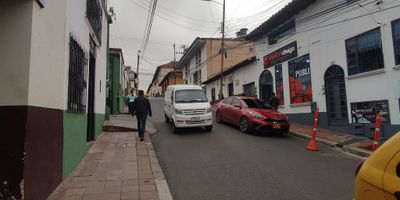 Atos Inmobiliaria vende casa lote en el corazón del centro histórico de Tunja, con un terreno de 500 m² y una construcción de 520 m². Esta propiedad se encuentra clasificada en el nivel 2 del PEMP, sector 1 en cuanto a usos, lo que permite una amplia variedad de desarrollos. Entre los usos permitidos se incluyen vivienda principal, comercio de categorías 2 y 3, y servicios 2 y 3. Es ideal para proyectos como hoteles, galerías, instituciones educativas, salud y centros para el cuidado de la tercera edad.

Esta es una oportunidad única para quienes buscan invertir en un espacio con gran potencial en una zona de alto valor histórico y comercial. Con su ubicación estratégica en el centro de Tunja, la propiedad ofrece un entorno lleno de posibilidades tanto para uso residencial como comercial. ¡Contáctanos en Atos Inmobiliaria para obtener más detalles y agendar una visita!