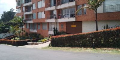 Este exclusivo apartamento de dos niveles ofrece un diseño moderno, espacios amplios y acabados de alta calidad. Con un área construida de 135.63 mt y un área privada de 133.84 mt, es perfecto para quienes buscan comodidad y lujo. Su amplia terraza de 56.45 mt brinda una experiencia inigualable, con vistas privilegiadas a los cerros de Suba y a la ciudad, ideal para reuniones sociales o para disfrutar del aire libre en un ambiente único.

El apartamento cuenta con tres parqueaderos, un depósito y una distribución funcional que aprovecha al máximo cada espacio. Ubicado en una zona estratégica, combina tranquilidad con cercanía a las principales vías de acceso. Esta propiedad es una oportunidad única para vivir con estilo en un lugar exclusivo. Agenda tu visita y descubre todo lo que tiene para ofrecer SE ACEPTAN PERMUTAS.