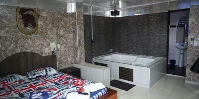 ? ¡Se Vende Hotel en el Parque Olaya! | Venta de Hotel en Manizales

Oportunidad única para invertir en el corazón de Manizales. Este hotel, ubicado cerca del Parque Olaya, ofrece una combinación de confort y funcionalidad para el negocio hotelero.

? Espacios Generosos: Con un área privada de 266 m² y un terreno de 60 m², el hotel cuenta con 19 habitaciones completamente equipadas, además de 2 habitaciones en construcción.

? Características del Hotel:


 Habitaciones: 19 habitaciones con baño privado, 5 de ellas equipadas con jacuzzi para ofrecer una experiencia de lujo a tus huéspedes.
 Baños: Más de 10 baños en total, garantizando comodidad y privacidad.
 Áreas Comunes: Recepción y zona de ropas con 3 calentadores, así como un patio para áreas recreativas y de descanso.
 Cocina y Servicios: Cocina equipada para atender las necesidades del servicio de alimentos y zona de lavandería para el mantenimiento de la ropa.
 Pisos: Suelo en cerámica/mármol para una apariencia elegante y fácil mantenimiento.
 Extras: Balcón en algunas habitaciones para vistas adicionales y comodidad.


? Estructura del Edificio:


 Niveles: 4 niveles de construcción, con el tercer piso actualmente en construcción.
 Recepción: Área de recepción para el registro y atención de huéspedes.
 Zona de Ropas: Equipado con 3 calentadores para la lavandería y servicios internos.


? Ubicación y Acceso:


 Ubicación: Estratégicamente ubicado sobre una vía principal y cerca del Parque Olaya, ofreciendo fácil acceso a transporte público y zonas cercanas.
 Acceso: Edificio con acceso pavimentado y zona exterior para mayor comodidad.


? Estacionamiento y Seguridad: Espacio adecuado para el estacionamiento de vehículos y seguridad adicional para los huéspedes.

¡No dejes pasar esta oportunidad de adquirir un hotel en una ubicación estratégica y con gran potencial de negocio! 

Contáctanos hoy para más información y para programar una visita.
