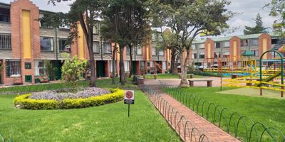 Hermosa casa  para venta de 90 m2 ubicada en conjunto cerrado sobre la call 80, entre av 68 y av Boyacá con parques, zonas infantiles, jardines, cerca al centro cial titán plaza y Transmilenio. La casa consta de: nivel 1: sala, comedor, cocina integral a gas tipo americano, zona de lavandería. Nivel 2: 2 alcobas c/u con closet, 1 baño. Nivel 3: 2 alcobas, 1 baño y 1 altillo. 1 garaje descubierto. Vista a zonas verdes e iluminación natural.