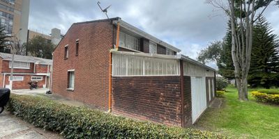 Ubicada en una zona tranquila y segura, esta hermosa casa de dos niveles es perfecta para familias que buscan comodidad y estilo. Con amplios espacios y detalles de lujo, esta propiedad ofrece un ambiente acogedor y elegante para disfrutar cada día.
La primera planta consta de: 1 Garaje cubierto, 4 parqueaderos descubiertos, Depósito, Estudio, Baño social, Sala, Comedor, Cocina abierta, Zona de lavandería y Terraza cubierta.
La segunda planta consta de: Habitación principal con closet y baño privado con jacuzzi, Habitación secundaria con closet y baño privado y 3 habitaciones auxiliares con closet.
Situada en NIZA - CORDOBA, esta casa se encuentra muy cerca de los centros comerciales Bulevar Niza y Niza, Universidades, Parques y Vías de acceso principales como lo son la Av. Suba y la Av. Calle 127. Disfruta de la conveniencia de tener todo lo que necesitas a