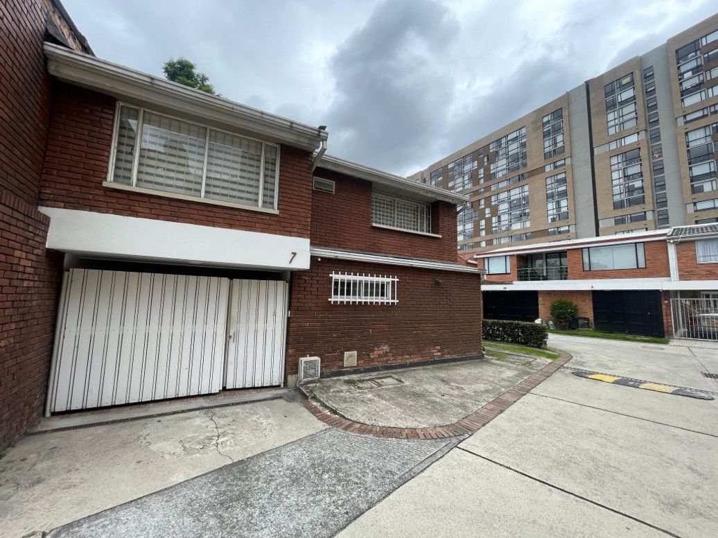 Casa de 5 alcobas en venta en Ub. Cordoba Niza, Bogotá, 234 m² · foto 3 de 20