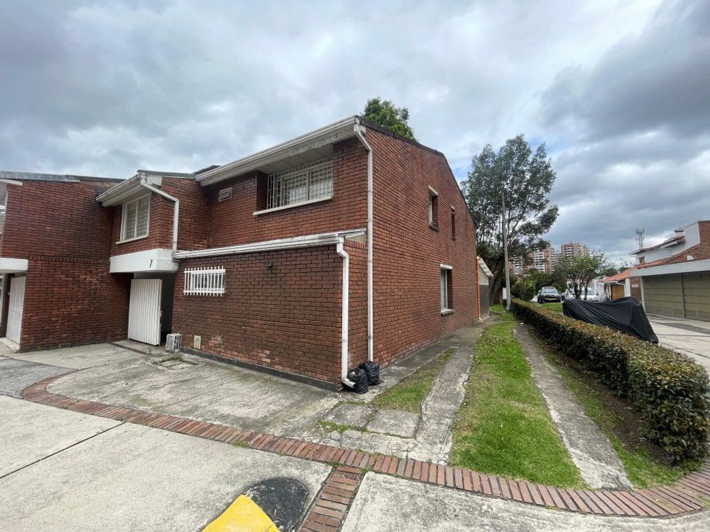 Casa de 5 alcobas en venta en Ub. Cordoba Niza, Bogotá, 234 m² · foto 2 de 20