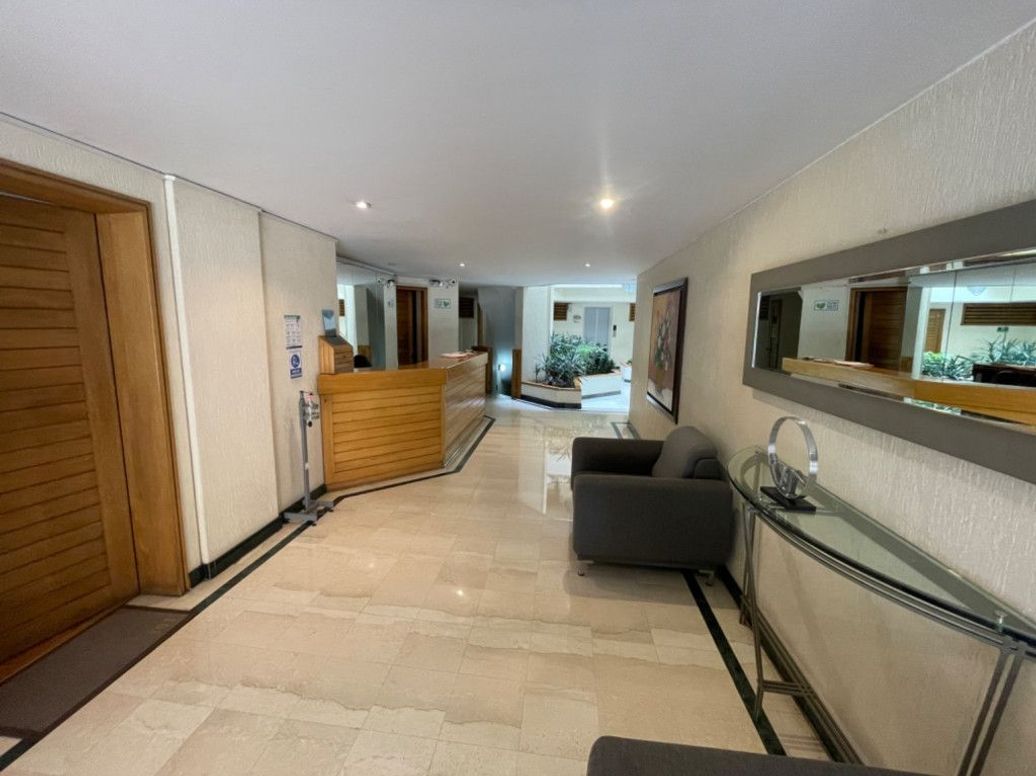 Apartamento de 3 alcobas en venta en Santa Barbara Central, Bogotá, 115 m² · foto 2 de 20