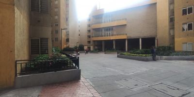 Hermoso apartamento para venta ubicado cerca de importantes vías como son la Av. Villavicencio, Av. Gaitán cortes, cerca del centro comercial el ensueño, el apartamento conta de sala comedor, cocina semi-integral con zona de lavanderia. hall de alcobas 3 habitaciones con closet, 2 baños (1 en la habitación principal) el edificio cuenta con ascensor, parque para niños. parqueadero comunal,