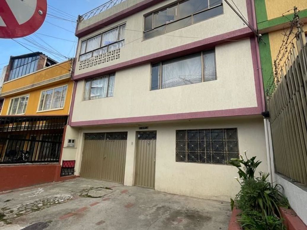 Casa de 13 alcobas en venta en San Antonio Norte, Bogotá, 500 m² · foto 2 de 20
