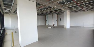 Consultorio esquinero en 5to piso del complejo Sabana Park en Cajica. Cuenta con salas de espera, cuarto y elevador de residuos biológicos, salas de negocios y reuniones, lobby con conserjería, plazoleta de comidas, terraza con microondas para almuerzo de empleados y funcionarios, parqueaderos privados y de visitantes. Excelente ubicacion sobre la variante de Cajica, a pocos minutos de Fontanar y Clinica Marly. Oportunidad ideal para IPS. Cuenta con parqueadero privado.