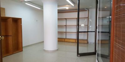 Local/Oficina para renta con dos espacios semi independientes, vista exterior, en segundo nivel en Centro Comercial La Gallerie sobre la Carrera 15 cerca a Unicentro. Todo el espacio tiene procelanato blanco brillante, paredes blancas y vidrio templado hacia el interior. Ideal para oficinas de 3-4 personas, o para uso como local, tiene ventana / vitrina exterior hacia la calle 118. Uso para oficinas de atención al cliente, agencia de viajes, seguros o similares.