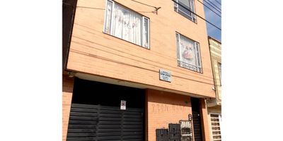 Arriendo hermoso apartamento en el barrio la Estrada de la Localidad de Engativá. Ubicado en un cuarto piso, acceso por escaleras, cuenta con un Balcón. Sala-comedor, dos alcobas cada una con su closet ( una alcoba grande y otra más pequeña), un baño, cocina integral,  calentador de paso a gas, tiene zona de lavanderia.

Tiene deposito - se entrega con persianas

Su hubicación es privilegiada ya que cuenta con excelentes vías de acceso y transporte público cercano.

Parqueadero cubierto - 

EL CANON DE ARENDAMIENTO INCLUYE LA CUOTA DE ADMINISTRACIÓN.

 
