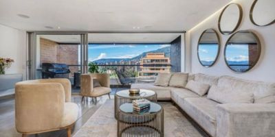 Se vende espectacular apartamento en Envigado, uno de los municipios más exclusivos y mejor ubicados en el departamento de Antioquia. Este inmueble cuenta con un área total de 150 M2, distribuidos en 3 alcobas, cada una con su baño privado, lo que brinda comodidad y privacidad a sus habitantes.

Una de las principales características de este apartamento es su diseño moderno y funcional, con amplios espacios y acabados de lujo. Desde su balcón se puede disfrutar de una vista panorámica hacia la ciudad, creando un ambiente de tranquilidad y relajación. Además, cuenta con una barra estilo americano, ideal para compartir en familia o con amigos.

En cuanto a las áreas comunes, el edificio dispone de ascensor, gimnasio y piscina, ideales para mantenerse en forma y relajarse en cualquier momento del día. También cuenta con parqueadero para visitantes y vigilancia las 24 horas, brindando seguridad y tranquilidad a sus residentes.

Su ubicación privilegiada en una zona residencial y tranquila, con acceso pavimentado y parques cercanos, lo convierten en una excelente opción para aquellos que buscan una vida tranquila y alejada del ruido de la ciudad.

No pierdas la oportunidad de adquirir este inmueble de lujo en una urbanización cerrada, con todas las comodidades y facilidades que necesitas para vivir de manera cómoda y segura. Contáctanos ahora para más información y agendemos una visita para que conozcas tu próximo hogar en Envigado. Contactanos!
