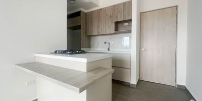 Apartamento para arriendo en Rionegro, sector Fontibón, cuenta con un área de 55 m², 2 habitaciones, principal con baño y vestier, auxiliar con closet, 1 baño social, sala comedor, cocina integral, red de gas, piso en cerámica, zona de ropas, balcón, 1 parqueadero cubierto. Ubicado en unidad cerrada con portería las 24 horas, ascensor, juegos infantiles, gimnasio, coworking, senderos ambientales, fáciles y cómodas vías de acceso, rutas de transporte. Buscamos su tranquilidad. www.cityraiz.com CÓDIGO 18499