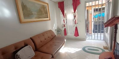 casa de 3 niveles ubicada en el sector de santa rosa del lima, cerca a la iglesia y centro de salud, nos ofrece una area por escritura de 72 metros aproximadamente, sala, comedor, 4 alcobas, 2 closets, 2 baños, cocina semi-integral, red de gas, piso en cerámica, terraza, calle cerrada, sin parqueadero.