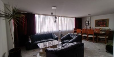 ? Venta de Apartamento en La Camelia, Manizales | Amplio y con Doble Garaje

Descubre este magnífico apartamento ubicado en el exclusivo sector de La Camelia, Manizales. Espacios amplios, diseño moderno y todas las comodidades que buscas en un hogar ideal.

? Detalles del Apartamento:


 Área Privada: 137 m².
 Habitaciones: 3, incluyendo principal con vestier y baño privado.
 Baños: 4 (1 en alcoba principal, 2 sociales y 1 en cuarto del servicio).
 Garajes: 2 independientes.
 Piso: 3 con ascensor.


? Características Destacadas:


 Sala-Comedor: Espaciosa y perfecta para reuniones familiares.
 Cocina Integral: Moderna, amplia y funcional para los amantes de la gastronomía.
 Cuarto del Servicio con Baño: Un plus en comodidad.
 Zona de Ropas: Bien ubicada para facilitar las labores del hogar.
 Acabados de Calidad: Pisos en cerámica y ventanas dobles que garantizan iluminación natural.


? Ubicación y Entorno:


 Zona Residencial: Tranquila y de alta valorización.
 Acceso Pavimentado: Cercanía a avenidas principales.
 Transporte Público Cercano: Con excelente conectividad.
 Cercanía a Servicios: Centros comerciales, colegios, universidades, parques y centros médicos.


✨ Un espacio para disfrutar y vivir con comodidad. Agenda una visita y conoce el lugar donde empieza tu próxima historia. ¡Contáctanos ya! ?


