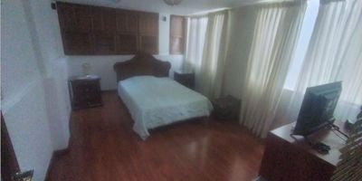 ? ¡Se Vende Casa en Colseguros, cerca del Ceder! | Venta de Casa en Manizales

Descubre esta espaciosa y elegante casa ubicada en el exclusivo barrio de Colseguros, muy cerca del Ceder. Ideal para familias grandes que buscan comodidad y lujo.

? Espacios Generosos: Con un área privada de 180 m² y un estrato 4, esta casa ofrece 5 habitaciones y 3 baños, proporcionando amplio espacio para toda la familia.

? Características de la Propiedad:


 Habitaciones: 5 habitaciones, incluyendo la principal con baño en suite. Armarios empotrados en todas las habitaciones.
 Baños: 3 baños modernos, incluyendo un baño auxiliar para mayor comodidad.
 Áreas Comunes: Sala con chimenea de alcohol, comedor auxiliar, biblioteca/estudio, y un hall de alcobas.
 Cocina: Cocina integral con despensa, equipada con todos los electrodomésticos necesarios.
 Pisos: Suelo de cerámica/mármol y piso laminado para un toque moderno y acogedor.
 Extras: La casa se vende amoblada, admite mascotas, y cuenta con ventanas con persianas modernas, puertas de lujo y pasamanos de madera.


? Estacionamiento y Seguridad:


 Garaje: Garaje para un vehículo con puerta eléctrica.
 Seguridad: Acceso a cámaras de seguridad tanto internas como externas para mayor seguridad.


? Ubicación y Acceso: Acceso pavimentado y cercano a centros médicos, centros comerciales, colegios, universidades y otras zonas urbanas.

? Detalles Adicionales:


 Primer Piso: Sala con chimenea de alcohol, comedor amplio, cocina integral y zona de ropas con acabados excelentes y lámparas modernas.
 Estudio: Estudio equipado con televisor y máquina para hacer ejercicio.
 Habitaciones: Habitaciones totalmente equipadas y amobladas, muy iluminadas en ambos niveles.
 Servicios: La casa cuenta con electricidad, gas domiciliario y calentador.


¡No pierdas la oportunidad de adquirir esta lujosa y amplia casa en Colseguros, Manizales! Contáctanos hoy mismo para más información y para programar una visita.

