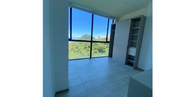 ? Venta Apartaestudio en Milán, Manizales | Comodidad y Estilo

Si buscas un espacio moderno y funcional, este apartaestudio en el exclusivo sector de Milán es ideal para ti. Perfecto para vivir o invertir en una zona de alta valorización.

? Características del Apartaestudio:


 Área Privada: 45.4 m².
 Habitaciones: 1 amplio ambiente.
 Baños: 2 (uno auxiliar).
 Estrato: 6.
 Piso: 1 (fácil acceso).


? Detalles del Inmueble:


 Cocina Integral: Totalmente equipada, práctica y elegante.
 Zona de Lavandería: Espacio independiente para mayor funcionalidad.
 Vista Panorámica: Ventanas dobles que llenan el lugar de luz natural.
 Acabados de Calidad: Pisos en cerámica y mármol.


?️ Comodidades del Conjunto:


 Urbanización Cerrada: Seguridad y tranquilidad garantizada.
 Parqueadero para Visitantes: Práctico para tus reuniones.
 Portería y Vigilancia 24/7: Mayor tranquilidad.
 Zonas Verdes: Espacios ideales para relajarse y disfrutar del aire libre.
 Acceso para Discapacitados: Pensado para todos.


? Ubicación Estratégica:


 Cerca de zonas urbanas, transporte público, y servicios como colegios y parques.


✨ ¡Invierte en calidad de vida en una de las mejores zonas de Manizales! Contáctanos para más información. ?


