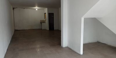 Local independiente en arriendo cerca a parques principales, supermercados, restaurantes, centros comerciales, rutas de transporte publico y servicios complementarios. Piso en baldosa, 1 espacio, baño privado, energía básica, KVA 8. *Inmuebles sujetos a verificación de disponibilidad.*