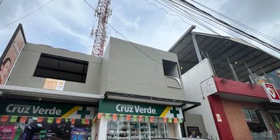 Local en arriendo para estrenar, ubicado en el barrio Pumarejo, Barranquilla, Atlántico. Este moderno espacio comercial, con 117 m² de área construida y privada, es ideal para su empresa. Dispone de 1 baño y 1 parqueadero. La propiedad cuenta con servicio de vigilancia, ofreciendo seguridad para su negocio. Su ubicación en Carrera 21B #58-47 lo sitúa en una zona estratégica. El canon de arriendo es de $4.000.000. Para conocer más, puede contactarnos por WhatsApp, solicitar que le contacten o ver nuestros teléfonos.