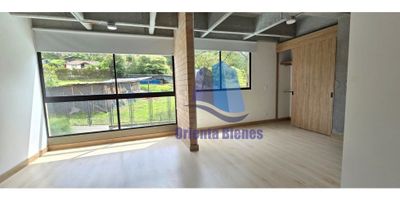 Vendo apartaestudio que brindará el estilo de vida que siempre has soñado. Ubicado en el municipio de El Retiro Antioquia, sector puro cuero. Su área es de 47.22m2 y este consta de 1 habitación con closet, 1 baño, sala comedor, cocina integral y zona de ropas. Además podrás disfrutar de los espacios que ofrece la unidad residencial, como son: gimnasio, sauna – turco, salón social, zona para BBQ, jacuzzi y parqueadero para visitantes.

Ubicado cerca al parque principal de El Retiro, colegios, supermercados, tiendas de barrio, bares de moda y fácil acceso al transporte público.

Nota: El parqueadero privado tiene un valor adiconal de $35.000.000
