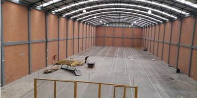 Descripción de la Bodega en Arriendo


 Área Total: 2.450 m²
 Pisos: Alta resistencia y nivelados, soportan hasta 4 toneladas por m².
 Iluminación: Excelente iluminación natural.
 Parqueaderos: 14 estacionamientos exclusivos para automóviles por bodega.
 Muelle de Cargue:
 
  1 muelle de cargue a nivel.
  1 muelle de cargue en foso.
 
 
 Accesibilidad:
 
  Posibilidad de ingreso de tractomula.
  Puerta peatonal en recepción.
 
 
 Seguridad:
 
  Red contra incendios.
  Baterías de baños para hombres y mujeres.
 
 


Características del Parque Industrial


 Vigilancia: Permanente 24/7 con CCTV.
 Accesos: Sistemáticos y controlados.
 Área Total del Parque: 450.000 m².
 Servicios:
 
  Planta de tratamiento interna.
  Dos tanques de agua potable, cada uno con capacidad de 55.000 galones.
 
 
 Infraestructura:
 
  Vías pavimentadas.
 
 

