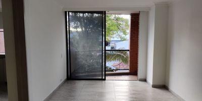 Apartaestudio en Venta en unidad cerrada en Pinares cerca a supermercados de cadena, centros comerciales y servicios complementarios de la zona. Cuenta con sala-comedor, pisos en ceramica, una habitacion y dos baños, cocina integral mesón en granito, estufa y calentador a gas, zonas de ropas. La unidad cuenta con parques infantiles y un parqueadero cubierto. Vigilancia y porteria las 24 Horas. Inmuebles sujetos a verificación de disponibilidad.