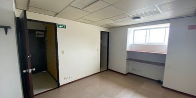 Oficina muy bien ubicada sobre via principal, un solo ambiente, baño, pisos en cerámica, portería, ascensor, planta eléctrica, zona comercial y residencial.

La administración incluye IVA más agua
