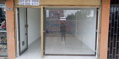 Se Arrienda Local Comercial en el Barrio Chapinero Central, 1 piso cuenta con 34.50 M2 de área libre, baño, pisos en baldosa, servicios de agua y luz, cerca de la av caracas, carrera 13, calle 63, zona comercial, buenas vias de acceso, y transporte público cercano.