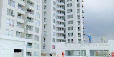 Hermoso apartamento en buen estado, ubicado en barrio residencial y excelente vista de la ciudad.